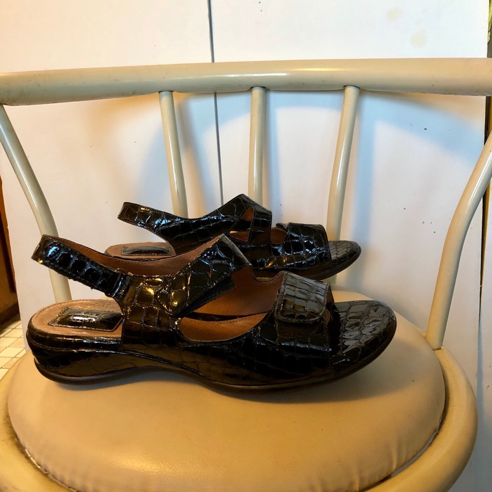 NWOB Clarks Patent Leather Croc inspired Sandal